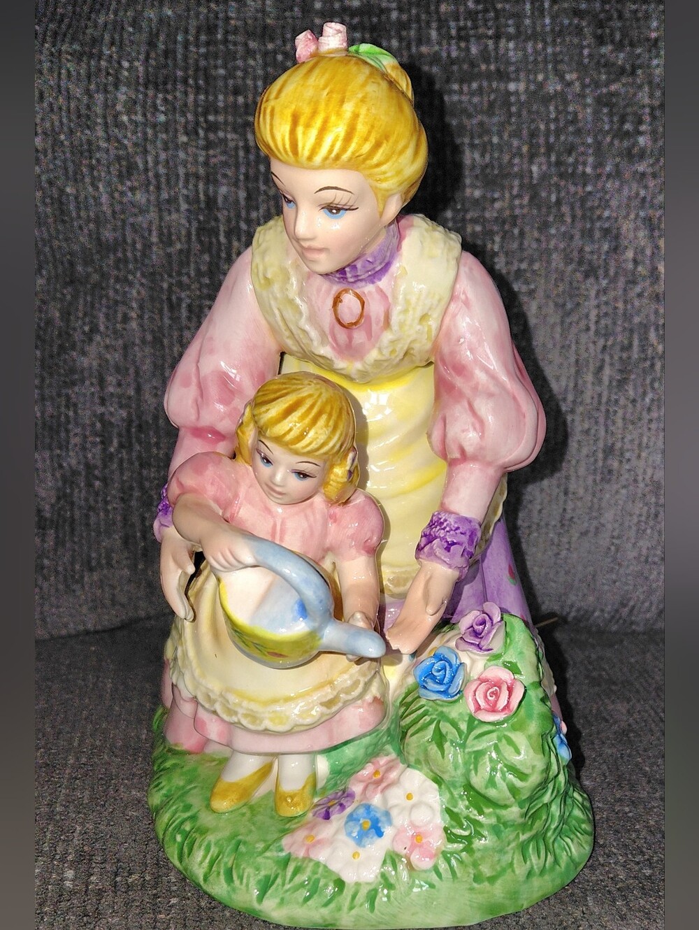 Schmid Yamada Music Box Porcelain  Signed Plays “ I Will Always Love You” No Box
